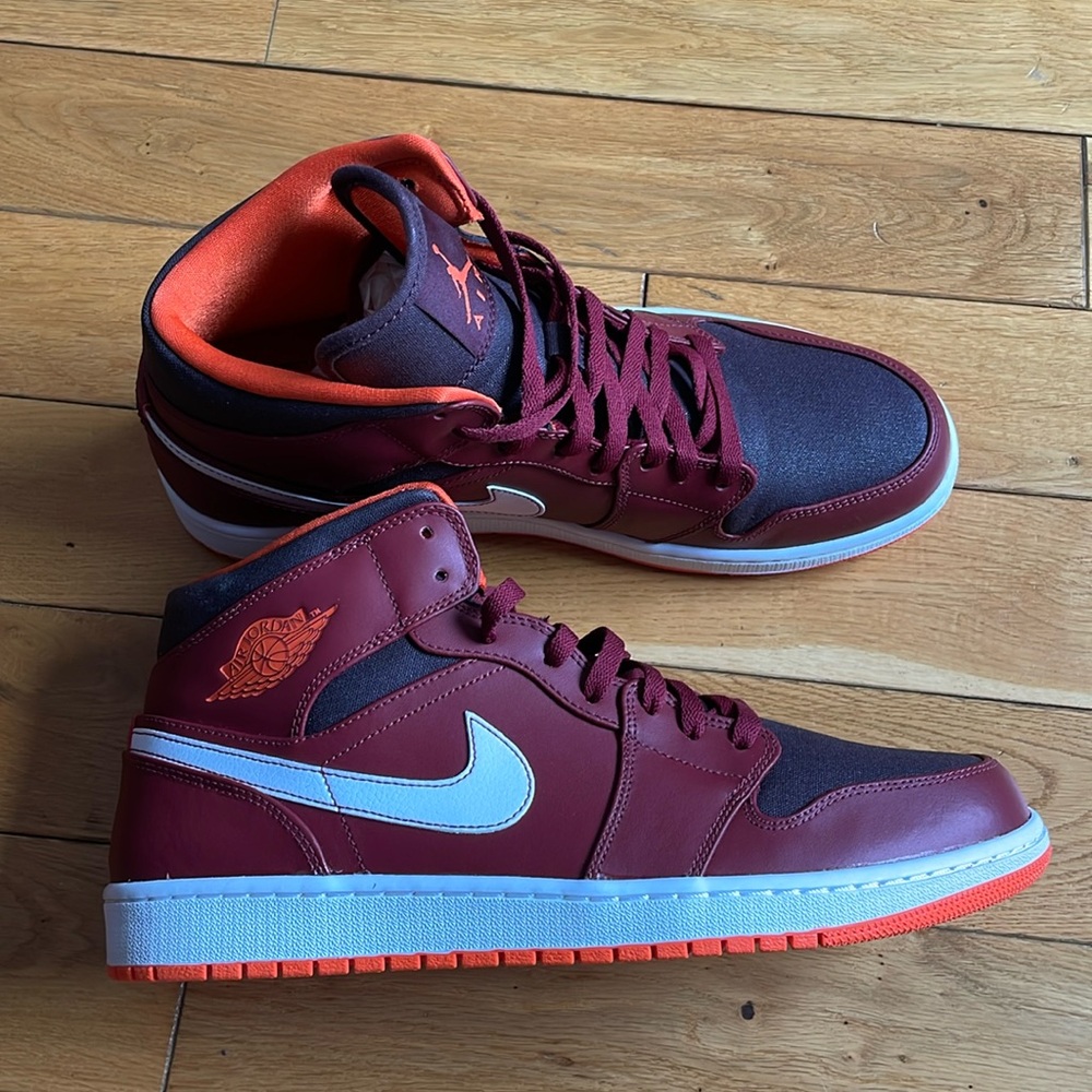 Jordan 1 Mid ‘Team Red’